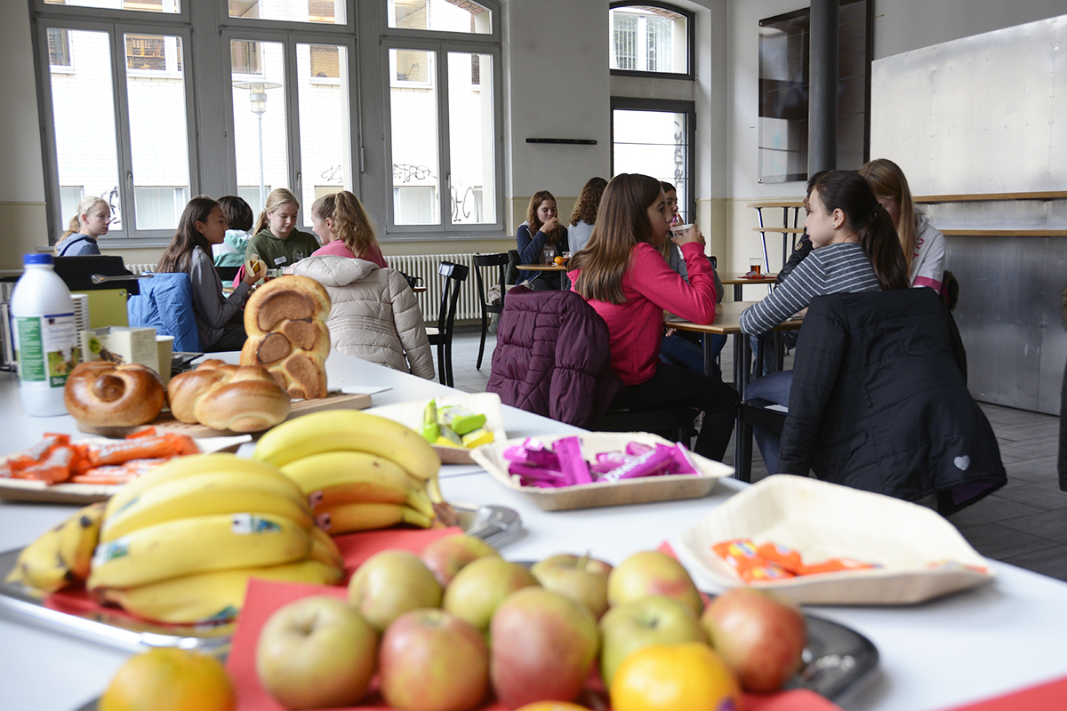 Gestärkt in den zweiten Workshop: Teilnehmerinnen des Informatikprojekts in der Cafeteria. Alle Bilder: © Universität Bern