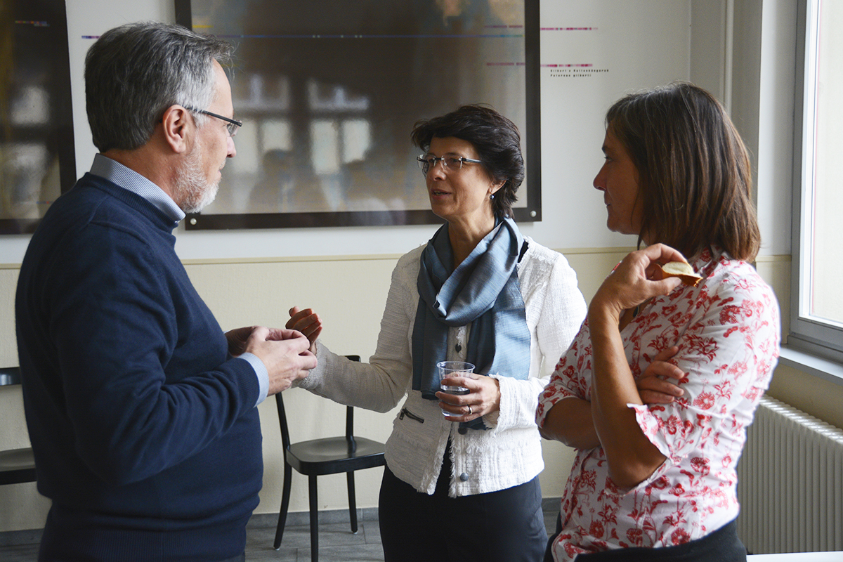 Grossratspräsidentin Ursula Zybach und Lilian Fankhauser (rechts) von der AfG im Gespräch mit Institutsleiter Prof. Oscar Nierstrasz.