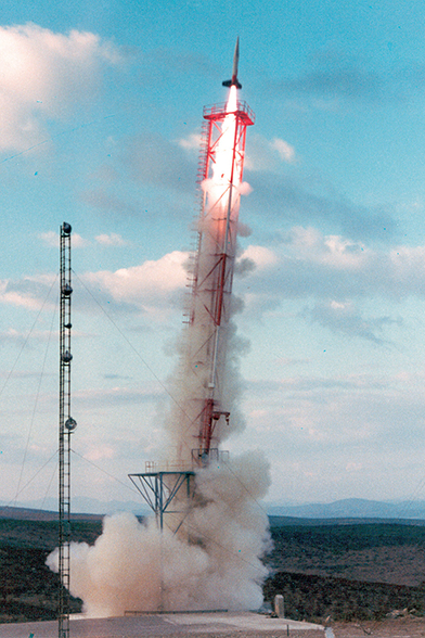 27. Oktober 1967: Start der ersten Schweizer Zenit-Rakete in Sardinien mit den wissenschaftlichen Instrumenten der Universität an Bord. © Contraves Space