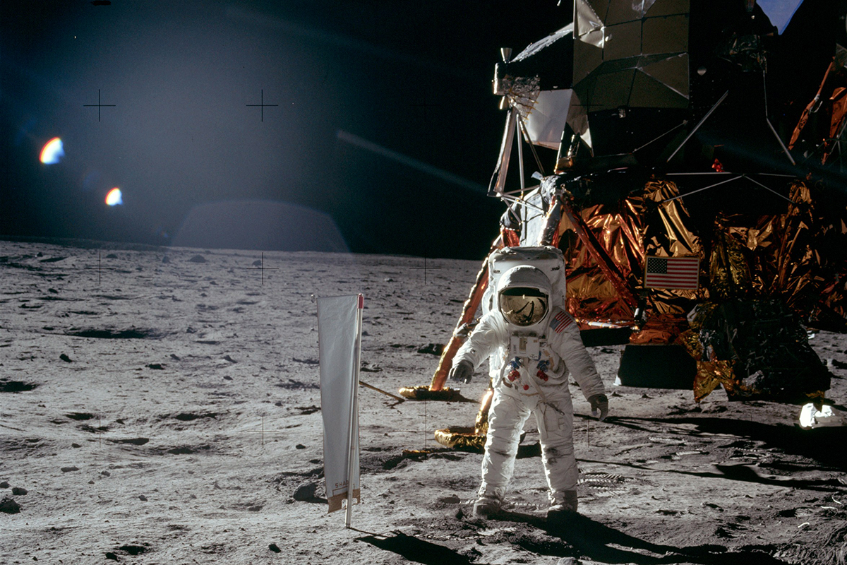 Juli 1969: Apollo 11 auf dem Mond mit dem Sonnenwind-Segel (SWC) des Physikalischen Instituts der Universität Bern. Es fing die Gase von der Sonne ein. Diese wurden in Bern mit speziell dafür entwickelten Massenspektrometern gemessen. Astronaut Edwin «Buzz» Aldrin steht neben dem Berner Experiment. © NASA, Apollo Image Archive