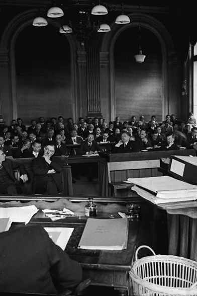 Die Teilnehmer des Berner Prozesses gegen die Verbreiter der «Protokolle der Weisen von Zion» im Gerichtssaal. Foto: Archiv für Zeitgeschichte, ETH Zürich