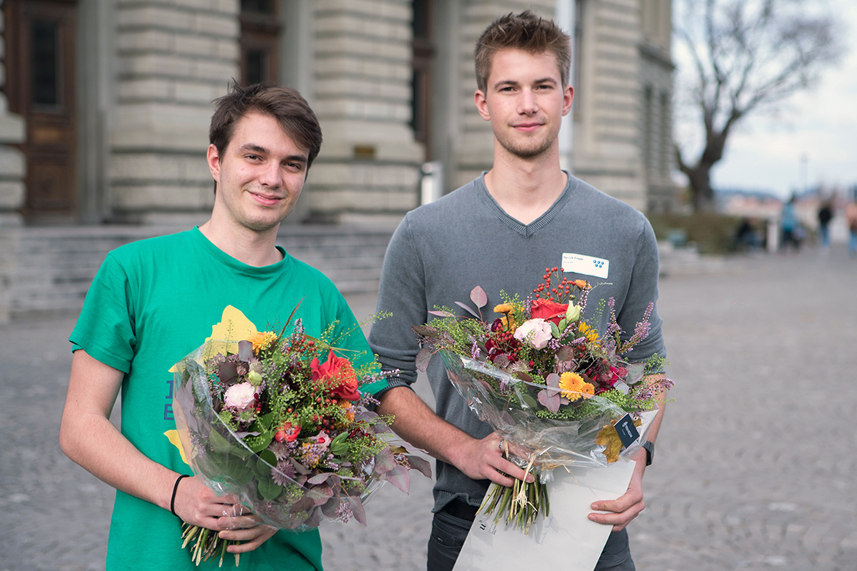 Erhielten den «Förderpreis Wissenschafts-Olympiaden» der Universität Bern: Frieder Jäckel und Yannik Friedli. Alle Bilder: Pascal Sommer