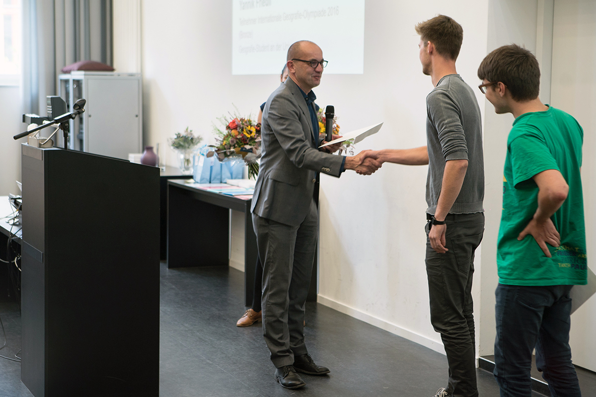Prof. Achim Conzelmann, Vizerektor Entwicklung der Universität Bern, übergibt den Förderpreis.