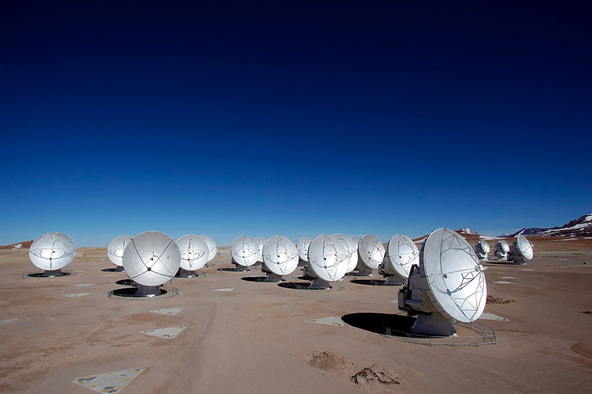 Mit ALMA, dem Atacama Large Millimeter/submillimeter Array, werden unter anderem interstellare Gaswolken untersucht. © Carlos Padilla (AUI/NRAO)