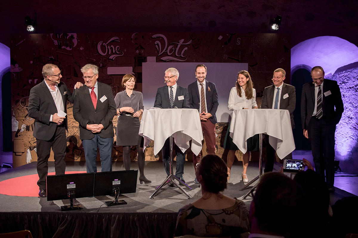 Der Moderator Patrick Rohr mit dem Politbeirat des Wunsch-Schloss: Hans Stöckli, Regula Rytz, Beat Vonlanthen, Christian Wasserfallen, Tiana Angelina Moser, Martin Landolt und Manfred Bühler (v.l.n.r.)