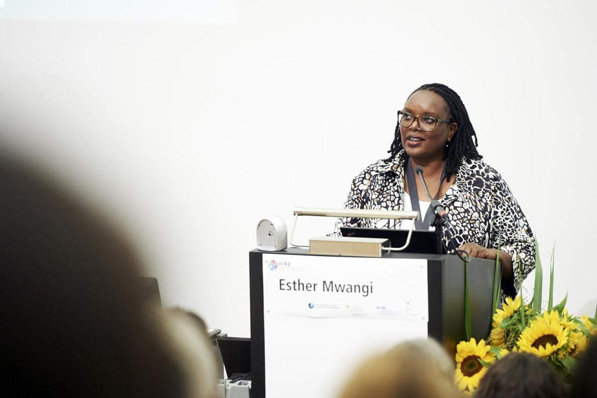 Esther Mwangi, Wissenschaftlerin am internationalen Zentrum für Forstwissenschaften (CIFOR) in Kenia, zeigte anhand von zwei Erfolgsbeispielen die Wichtigkeit von Partnerschaften zwischen verschiedenen Akteuren aus Gesellschaft und Forschung auf.