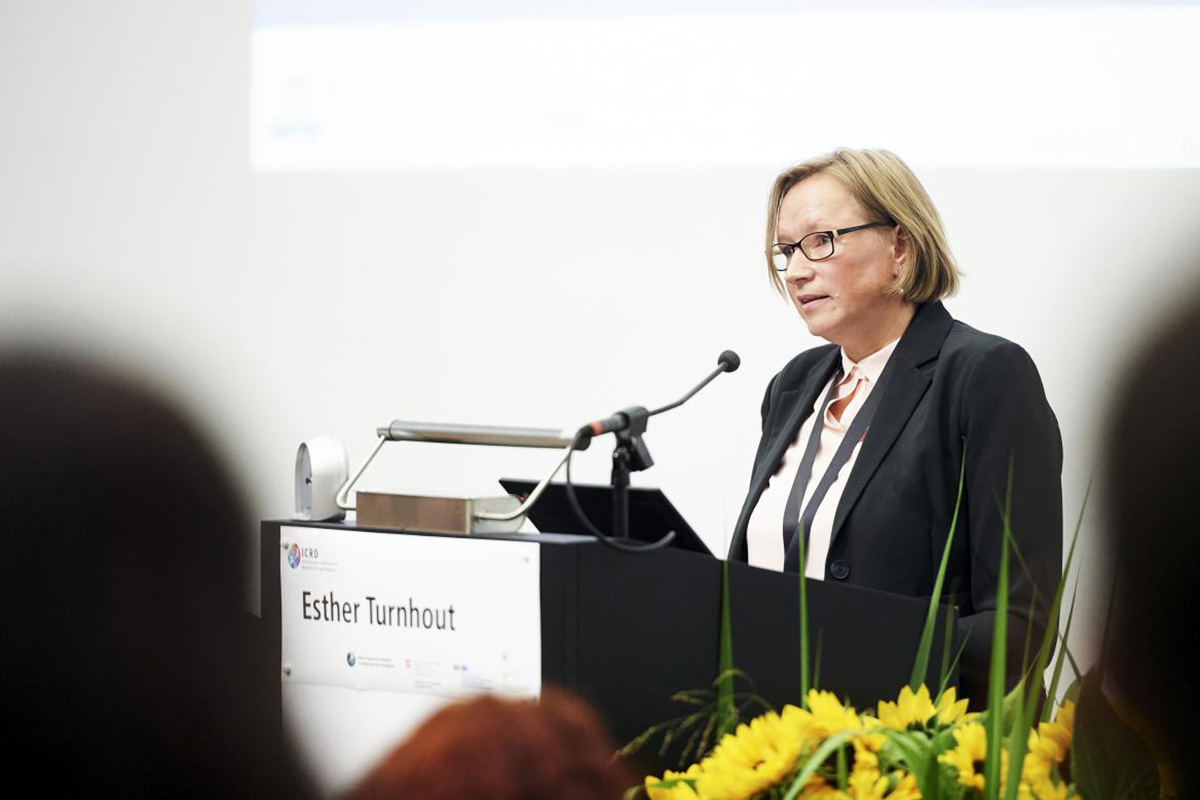 Esther Turnhout, Professorin für Wald und Naturschutz an der niederländischen Universität Wageningen, sprach in ihrem Vortrag über die politische Bedeutung der Wissenschaft.