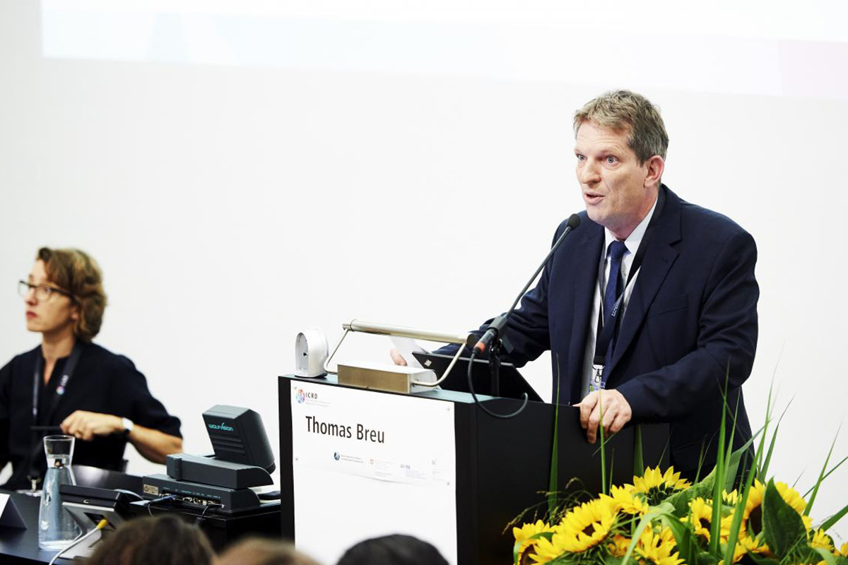 Thomas Breu, Konferenzvorsitzender und Co-Direktor vom Centre for Development and Environment (CDE) der Universität Bern, eröffnete die Konferenz.