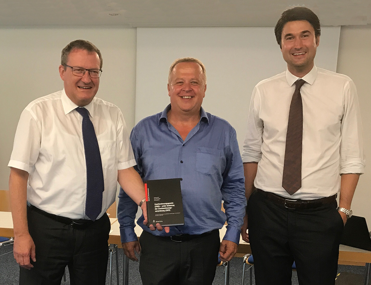 v.l.n.r.: Stephan Wolf (Hrsg.), Stephan Grieb (Stämpfli Verlag), Aron Pfammatter (Hrsg.)