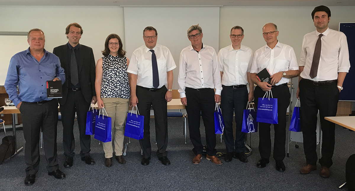 v.l.n.r.: Stephan Grieb (Stämpfli Verlag), Fabian Mösching (Autor), Isabelle Nuspliger (Autorin), Stephan Wolf (Hrsg.), Beat Stalder (Autor), Christoph Jäger (Autor), Ernst Hauser (Autor), Aron Pfammatter (Hrsg.)