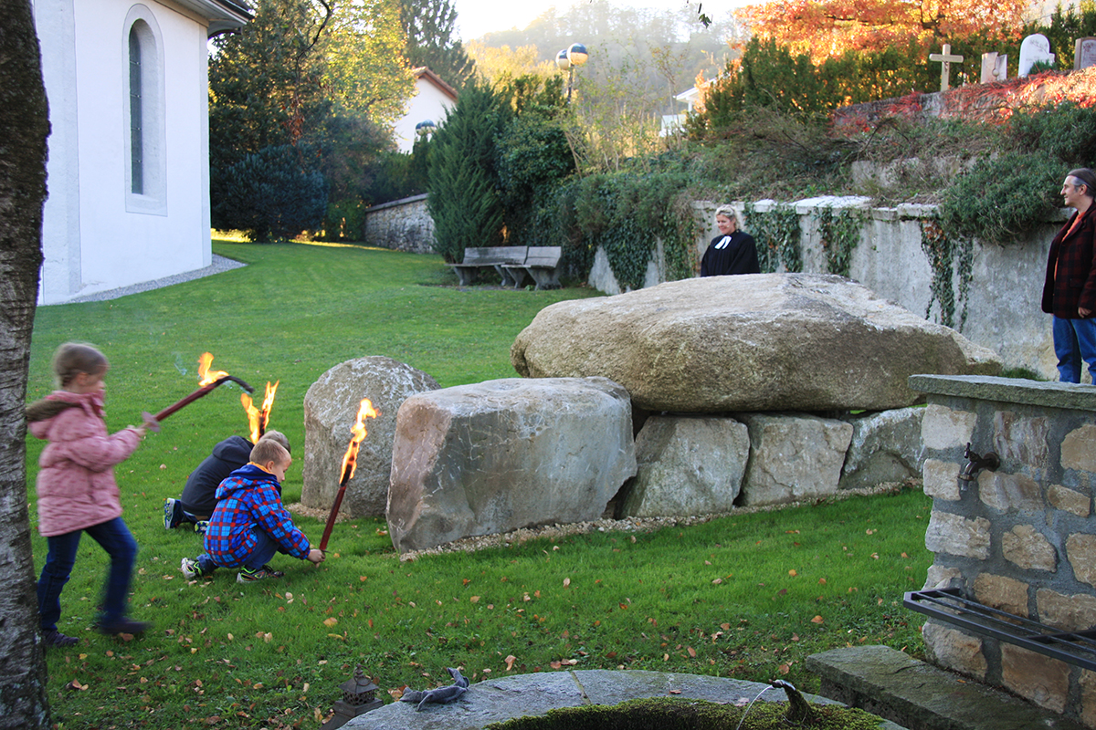 Rekonstruktion des Steinzeitgrabs zwischen Kirche und Friedhof in Oberbipp. (© Marianne Ramstein, Archäologischer Dienst des Kantons Bern)