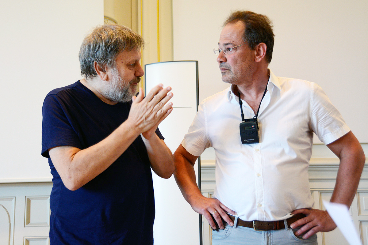 Slavoj Žižek und Thomas Claviez diskutierten bereits vor dem Referat angeregt miteinander. Alle Bilder: © Universität Bern