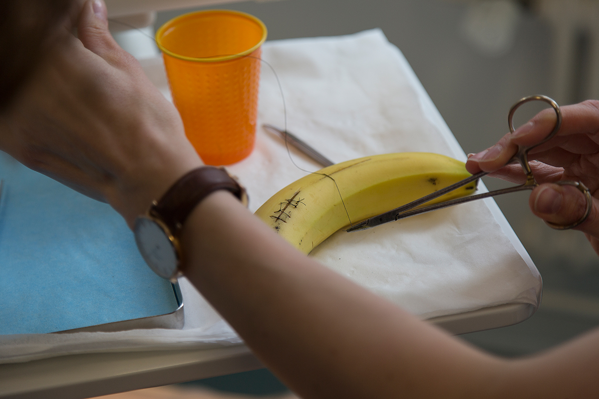 Nahtübung an einer Banane.