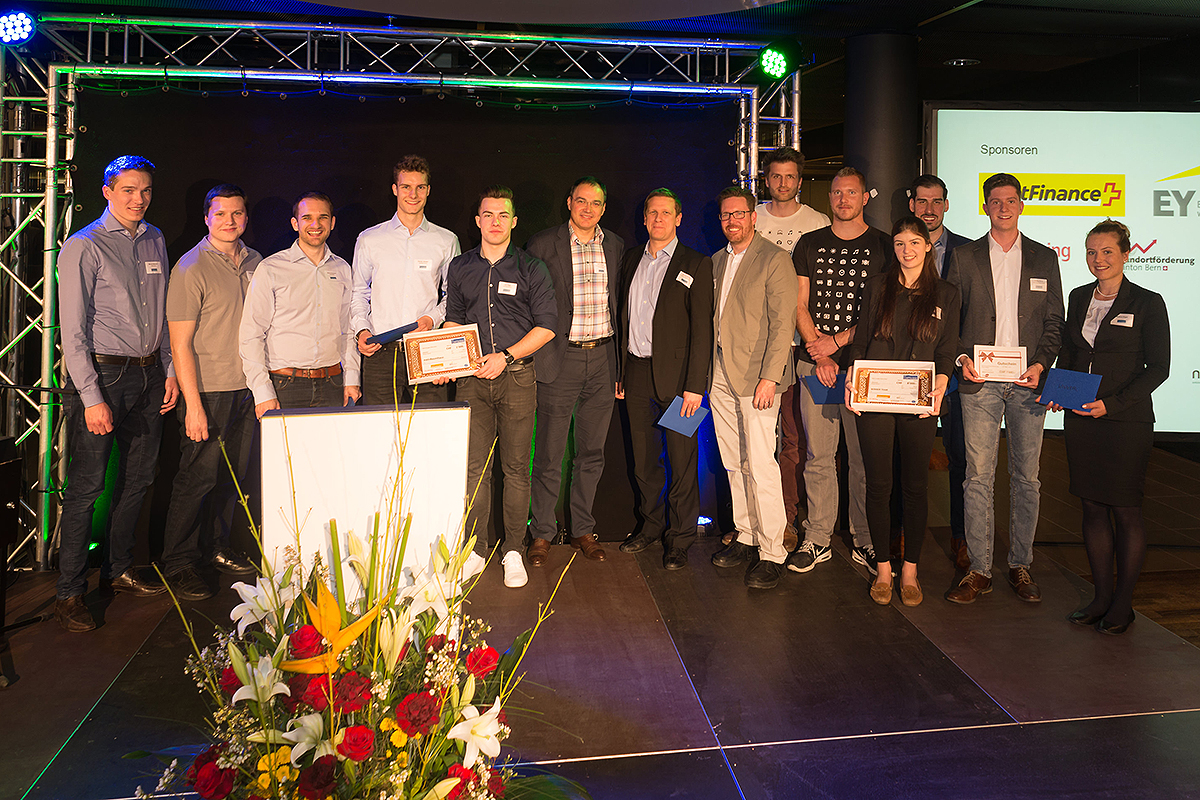 Die Mitglieder aller Final-Teams um Prof. Artur Baldauf: V.l.n.r. Marcel Bärtschi, Tobias Meerstetter und Simon Scheurer (Aide-moi); Florian Jampen und Luc Jaggi (MeinBaumhaus); Prof. Artur Baldauf; Samuel Zürcher und Alexander Lüthi (Certus Diagnostics); Georg Horn und Florian Nast (Iconspeak); Lisa Moser, Christian von Olnhausen, Philipp Müller und Bettina Vögeli (SOS Nachhilfe).