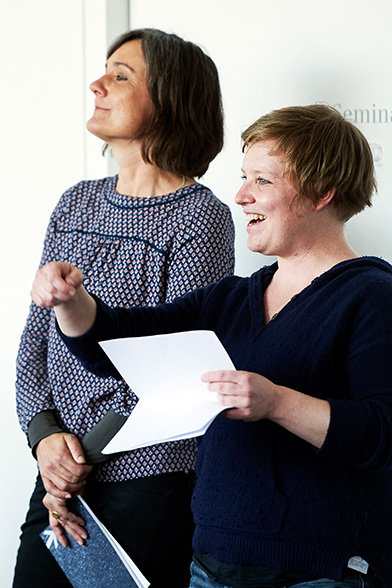 Die beiden Herausgeberinnen Lilian Fankhauser (links) und Ursina Anderegg von der Abteilung für Gleichstellung an der Universität Bern begrüssen die Anwesenden an der Vernissage zur Portraitserie «Exzellenz ist vielfältig». © Universität Bern, Bild: Manu Friederich