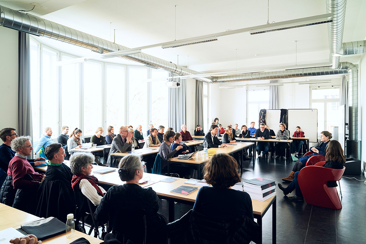 Anwesend waren viele der porträtierten Mitarbeitenden der Universität Bern und das Redaktionsteam. © Universität Bern, Bild: Manu Friederich