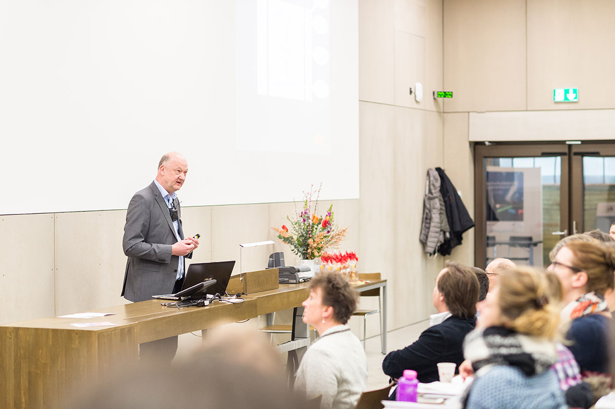 Am Tag der Lehre referierten Expertinnen und Experten, hier etwa Stephan Schwan vom iwm Tübingen.