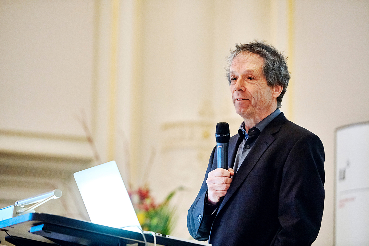 Professor Willy Benz vom Physikalischen Institut stellt Thomas Zurbuchen dem Publikum vor. © Universität Bern / Bild: Manu Friederich