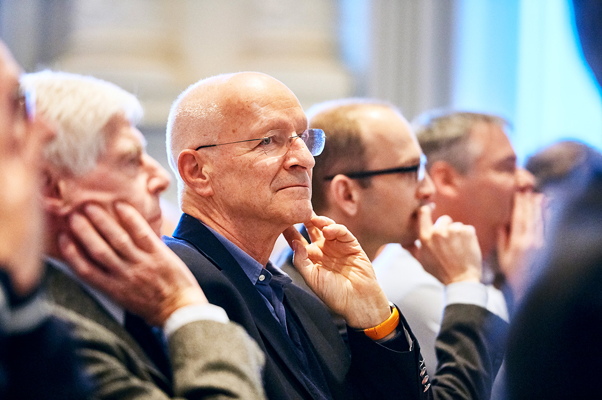 Zu den prominenten Gästen im Publikum zählte unter anderen Claude Nicollier, ehemaliger NASA-Testpilot und Astronaut. © Universität Bern / Bild: Manu Friederich