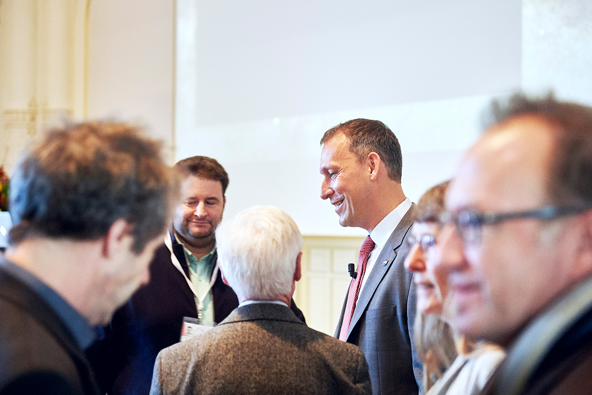 Nahbarer NASA-Chef: Thomas Zurbuchen im Gespräch mit Besucherinnen und Besuchern. © Universität Bern / Bild: Manu Friederich