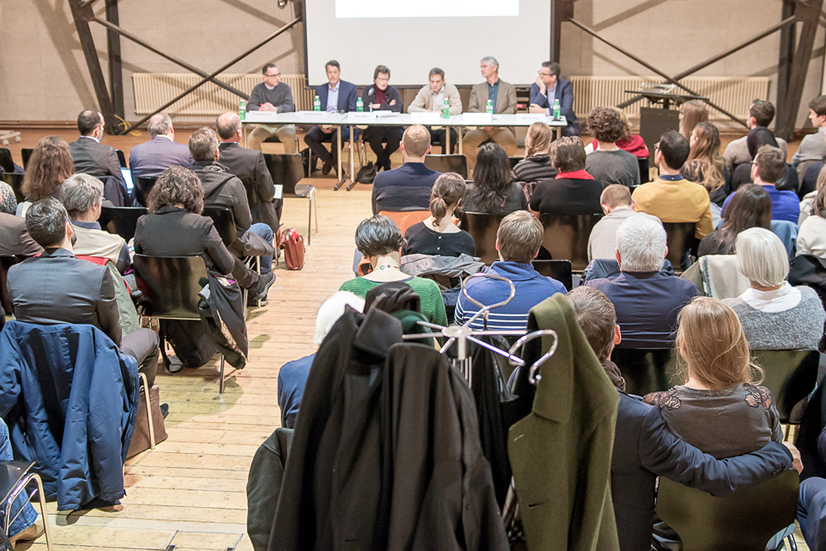 Die Podiumsdiskussion im Kuppelraum des Hauptgebäudes stiess auf grosses Interesse. Bild: zvg WTI