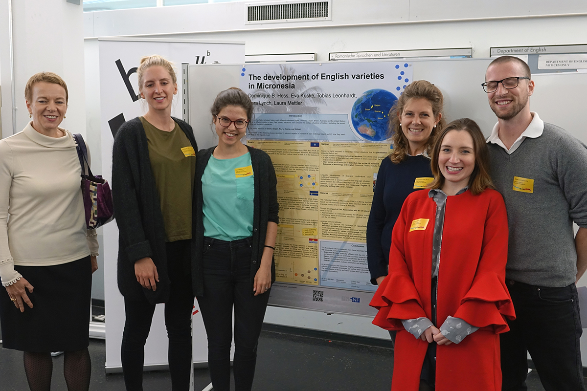 Dekanin Virginia Richter (ganz links) zusammen mit den Preisträgerinnen und Preisträgern der Postersession.