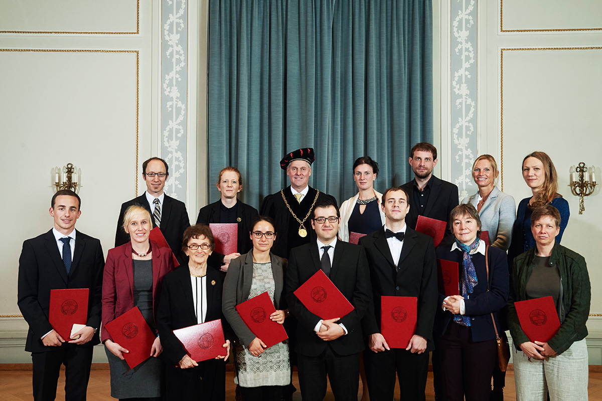 Zudem wurden 14 Forschende mit akademischen Preisen geehrt. Obere Reihe von links nach rechts: Dr. theol. Simon Hofstetter, Dr. des. Fabienne Amlinger, Rektor Prof. Dr. Christian Leumann, Dr. Nadine Ebert, Dr. Simon Imhof, Dr. Sonja Kleinlogel, PD Dr. Eva Knop. Untere Reihe von links nach rechts: Dr. Kaspar Wüthrich, Dr. des. Nadine Chariatte, Dr. Celia Zwillenberg, Maria Mittner-Zindel, Dr. Ali Hashemi Gheinani, Dr. Lukas Mager, Prof. Dr. Gabriele C. Hegerl, Dr. Tina Büchler. Auf dem Bild fehlt Dr. des. Nadine Amsler. © Universität Bern, Bild: Manu Friederich