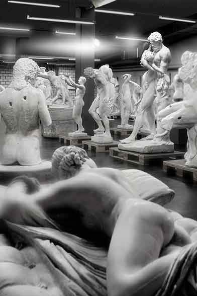 Antikensammlung Bern, Blick in die Abgusssammlung, im Vordergrund der Schlafende Hermaphrodit.
