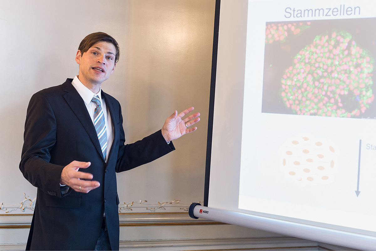 Marc-David Ruepp stellte im Haus der Universität am Dienstag, 11. Oktober anlässlich des ersten Kamingesprächs seine Forschung im Bereich der Muskelkrankheit ALS vor.