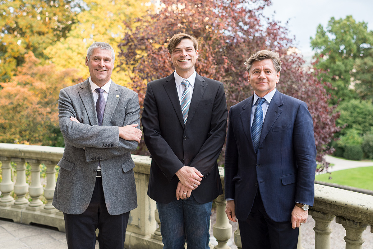 Rektor Christian Leumann mit Marc-David Ruepp und Markus Reinhard, geschäftsführender Direktor der Nomis Foundation, die die ALS-Forschung von Ruepp massgeblich fördert.