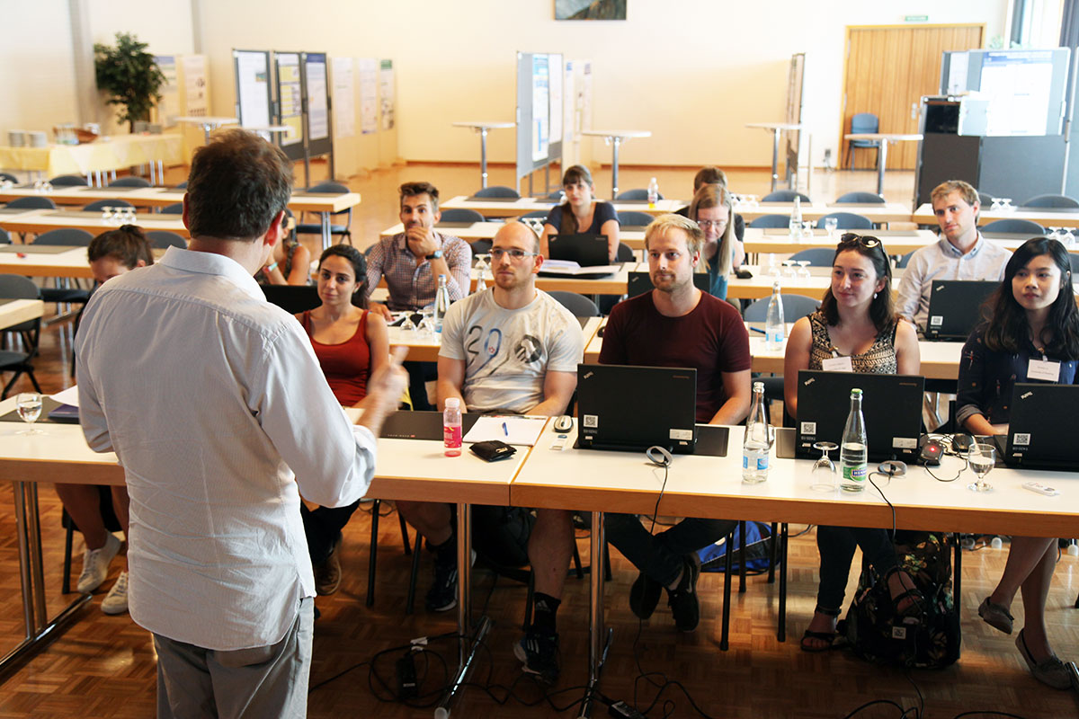 Aufmerksame Gesichter beim Workshop über Klimaanpassung im Kongresszentrum Grindelwald. Bild: Kaspar Meuli