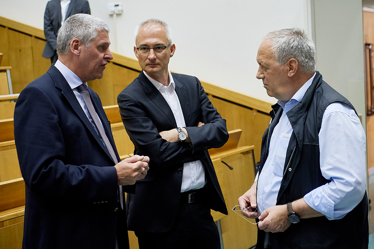 Der designierte Uni-Rektor Christian Leumann im Gespräch mit Bernhard Pulver und Johann Schneider-Ammann.