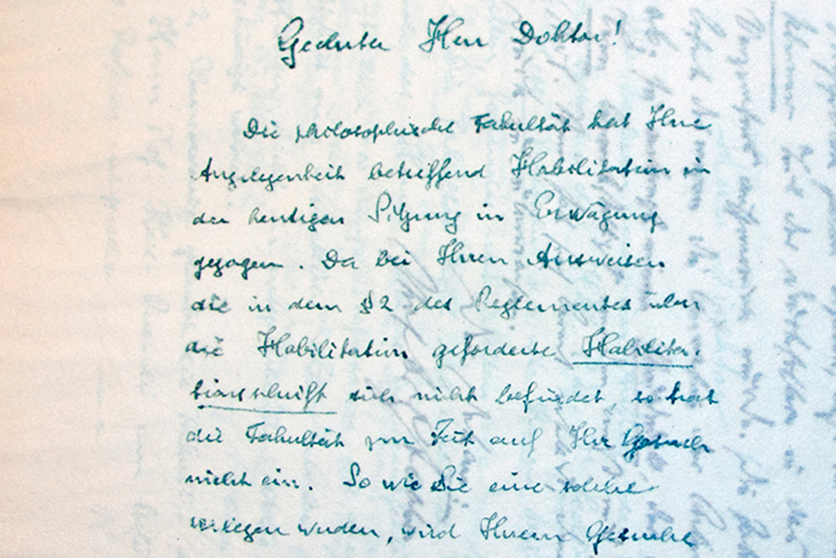 Der echte Antwortbrief des Dekans  vom 28. Oktober 1907 an Albert Einstein im Kopienbuch der Philosophischen Fakultät. Text: «Geehrter Herr Doktor! Die philosophische Fakultät hat Ihre Angelegenheit betreffend Habilitation in der heutigen Sitzung in Erwägung gezogen. Da bei Ihren Ausweisen die in dem §2 des Reglementes über die Habilitation geforderte Habilitationsschrift sich nicht befindet,  so trat die Fakultät zur Zeit auf Ihr Gesuch nicht ein. So wie Sie eine solche vorlegen werden, wird Ihrem Gesuche entsprochen werden können. – Mit Hochschätzung, Der Dekan G. Tobler» Bild: Universitätsarchiv Bern