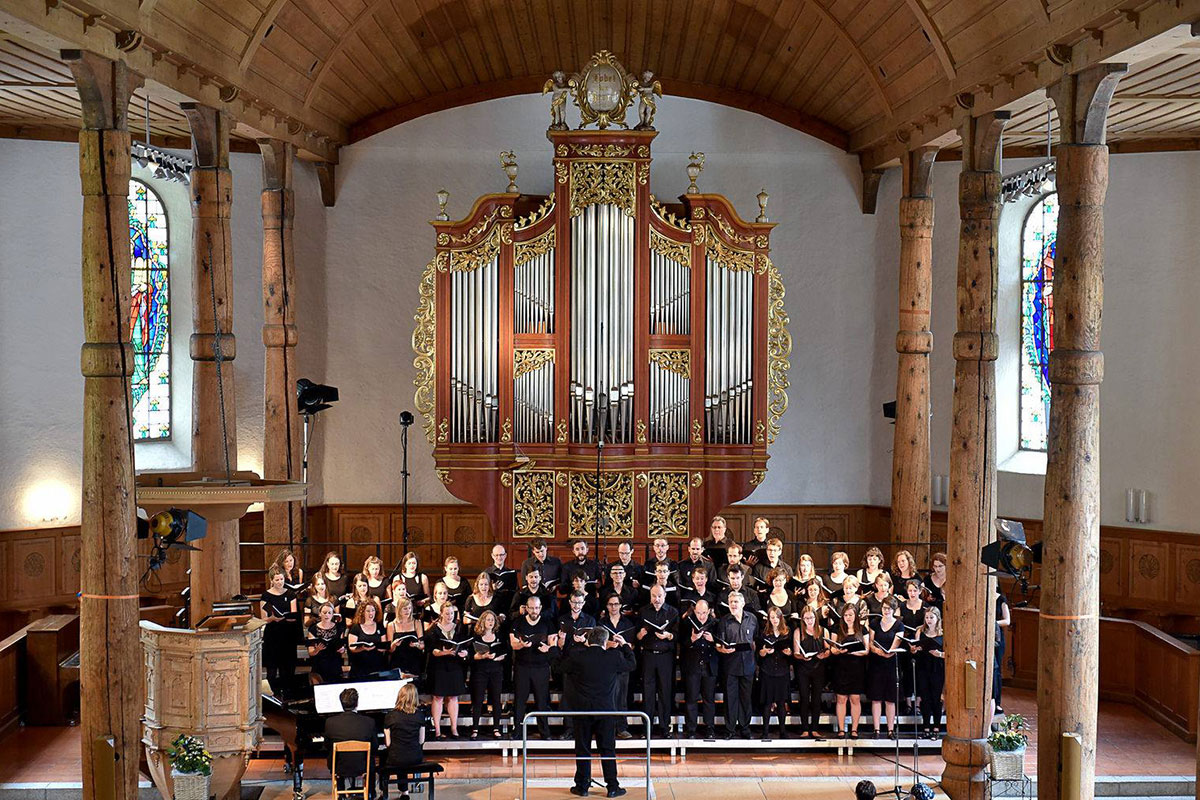 Das Bild zeigt den Unichor in der Sankt Michaelskirche in Meiringen am eidgenössischen Gesangsfest 2015.