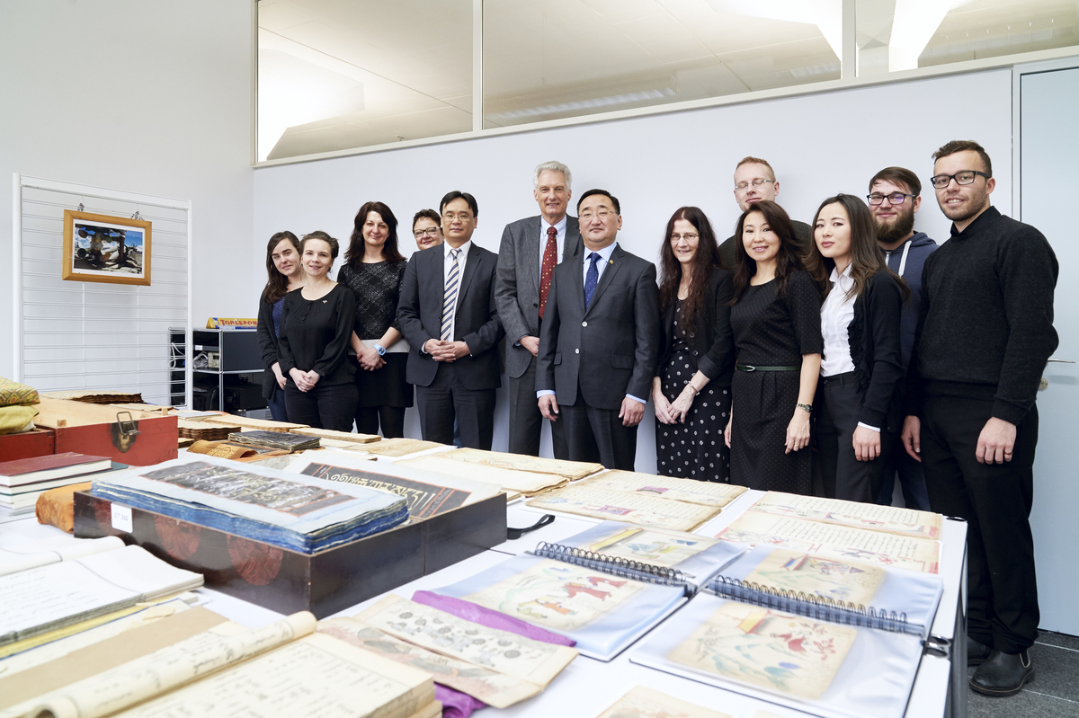 Gruppenbild Mongolischer Aussenminister mit Mitarbeitern Institut für Religionswissenschaft