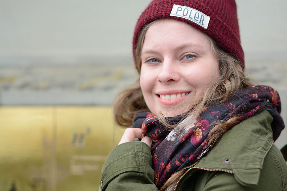 Das Bild zeigt die Studentin Salome Bannwart vor dem Hauptgebäude der Univesität