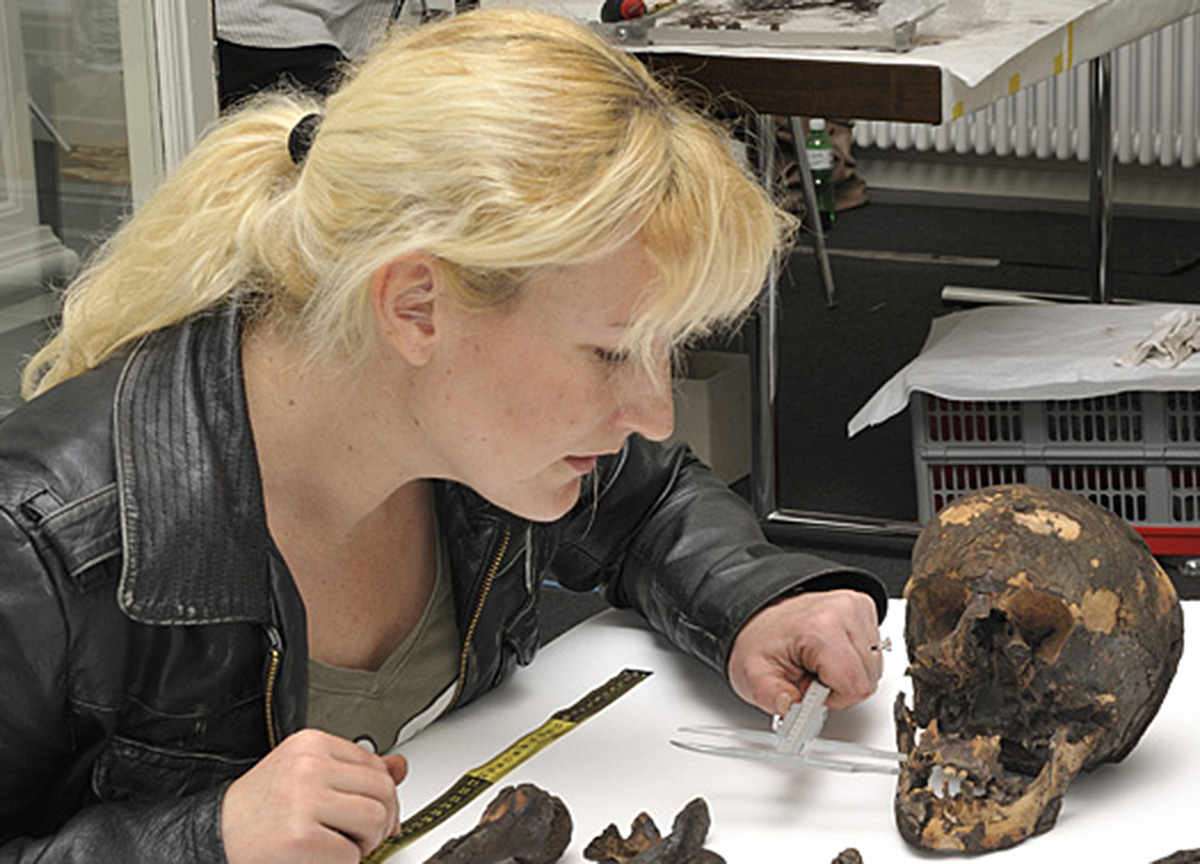 Das Bild zeigt Sandra Lösch, Leiterin der Abteilung Anthropologie am Institut für Rechtsmedizin der Universität Bern.