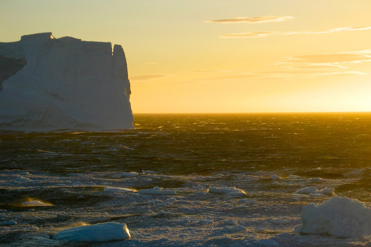 Wenn es im südlichen Eismeer wärmer wird, schmelzen die Eisberge und aus dem Ozean wir mehr CO2 freigesetzt. (Bild: Erik Galbraith)