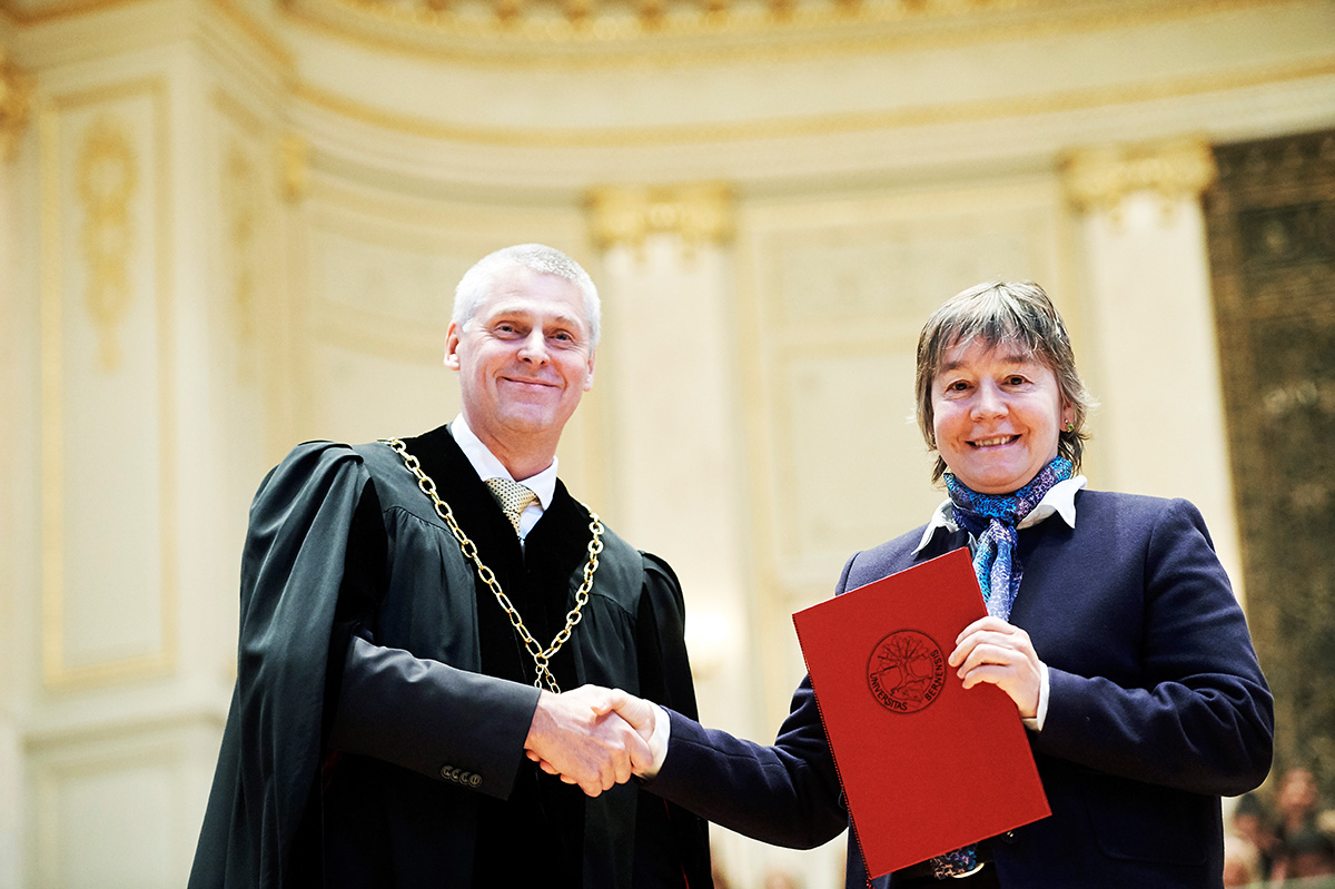 Rektor Christian Leumann gratuliert Gabriele Hegerl zum Hans-Sigrist-Preis, der ihr anlässlich des Dies academicus 2016 verliehen wurde.