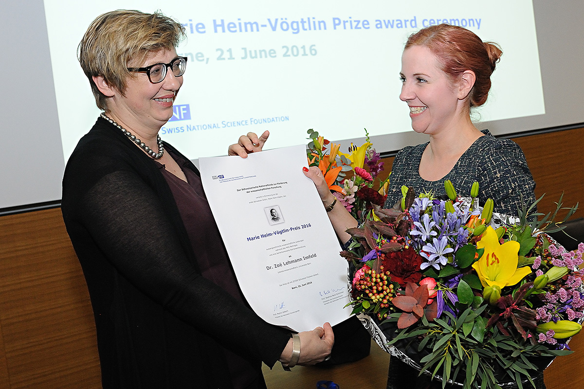 Verleihung des Marie Heim-Vögtlin-Preises an Dr. Zoë Lehmann Imfeld durch Prof. Sabine Schneider, Präsidentin der MHV-Evaluationskommission in Geistes- und Sozialwissenschaften.