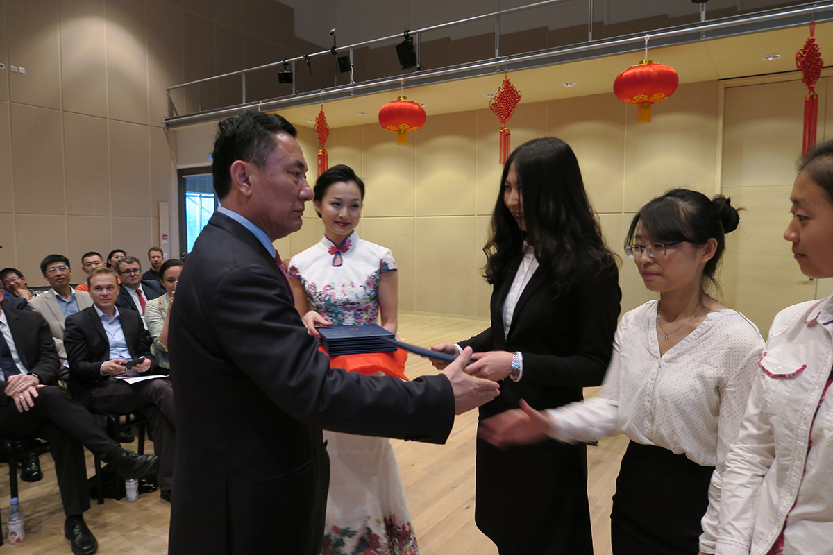 Cancan Huang wird mit «Chinese Government Award for Outstanding Self-financed Students Abroad» ausgezeichnet