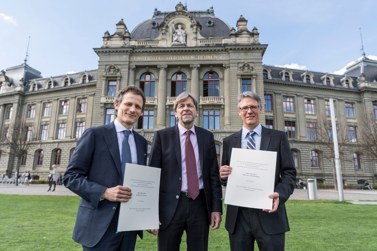 von links nach rechts: Prof. Markus G. Manz, Dr. Hans-Jürg Schürmann, Präsident der Otto Naegeli Stiftung, Prof. Adrian F. Ochsenbein