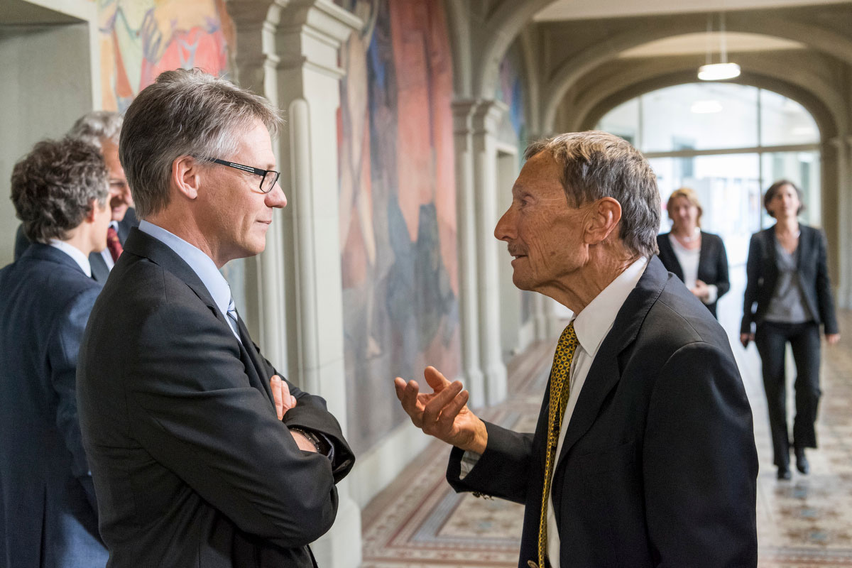 Austausch unter Forschenden an der Preisverleihung: Prof. Adrian F. Ochsenbein im Gespräch mit Nobelpreisträger Prof. Rolf Zinkernagel.