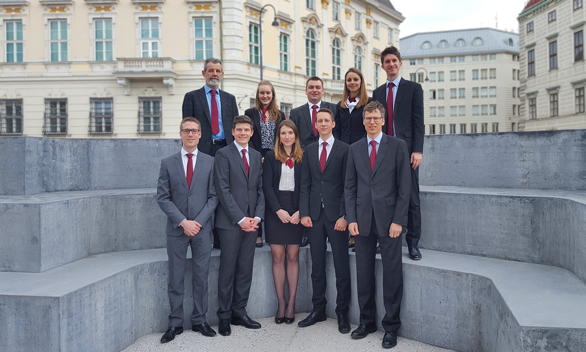 Das Vienna Moot Court Team 2015/16 der Uni Bern: (hinten v.l.n.r) Organisator Prof. Dr. Thomas Koller, Simone Wittwer, Michael Schifferli (Coach), Lea Gerber, Marius Stucki (Coach); (vorn v.l.n.r.) David Möckli, Florian Jäger, Manu Ferro, Hannes Latzel und Prof. Dr. Christoph Brunner (Coach). Foto: zvg, ZIV