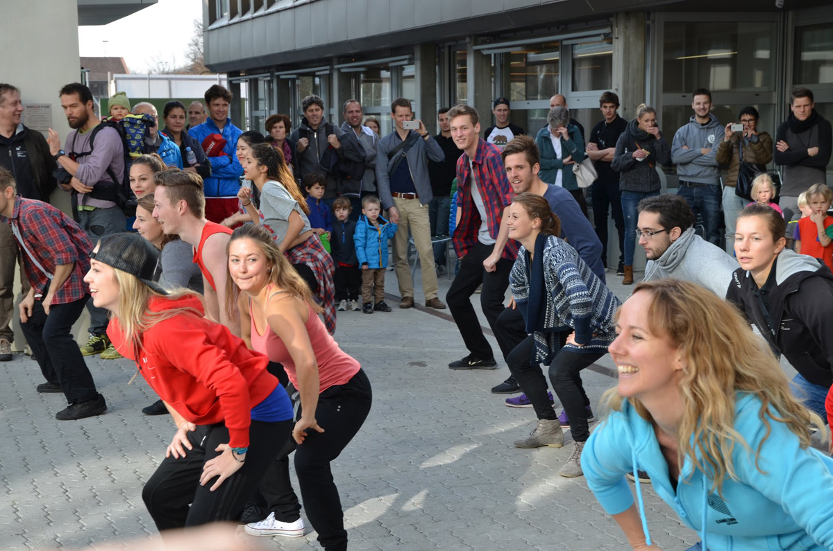 Flashmob von Mitarbeitenden und Studierenden