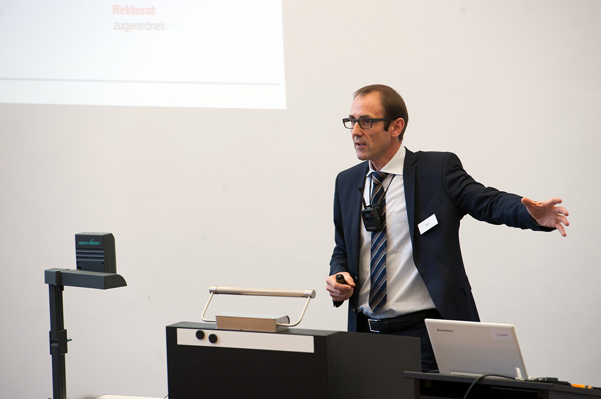 Adrian Ritz referiert und gestikuliert.