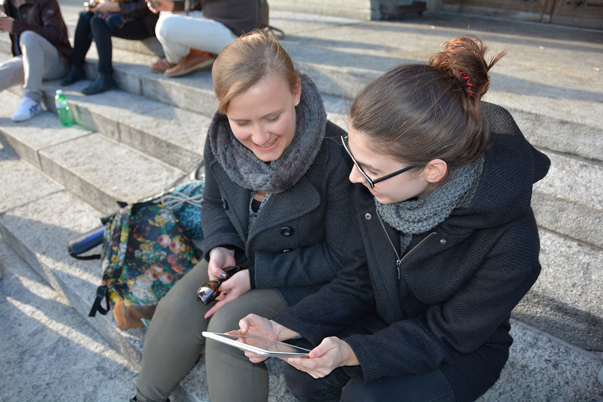 Auf dem Bild sind Chantal Brun (links) und Laetizia Ban (rechts) zu sehen, die gerade den neuen Webauftritt der Uni Bern auf dem Tablet begutachten.