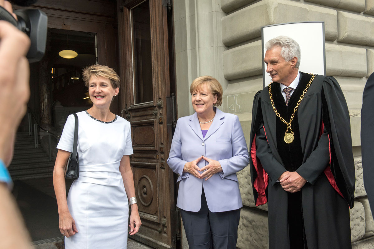 Bundespräsidentin Simonetta Sommertag, Bundeskanzlerin Angela Merkel und Rektor Martin Täuber vor dem Hauptgebäude der Universität Bern