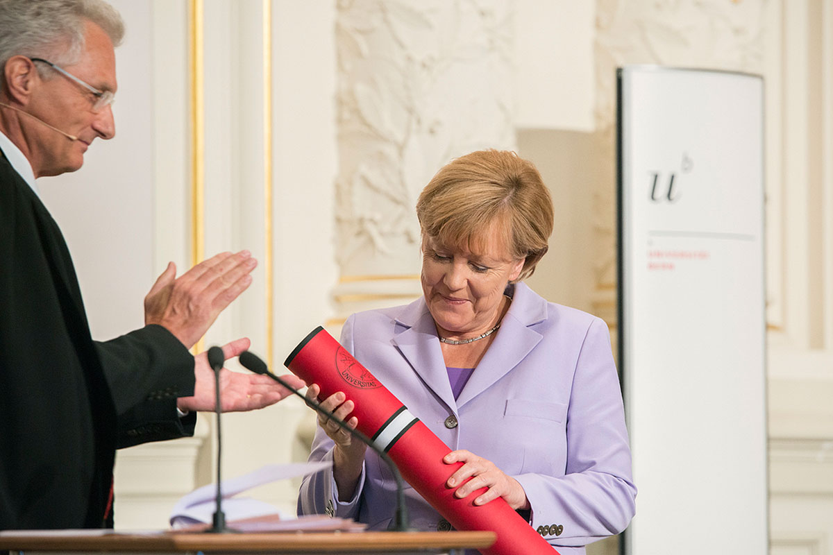 Bundeskanzlerin Dr. Angela Merkel mit dem Ehrendoktordiplom
