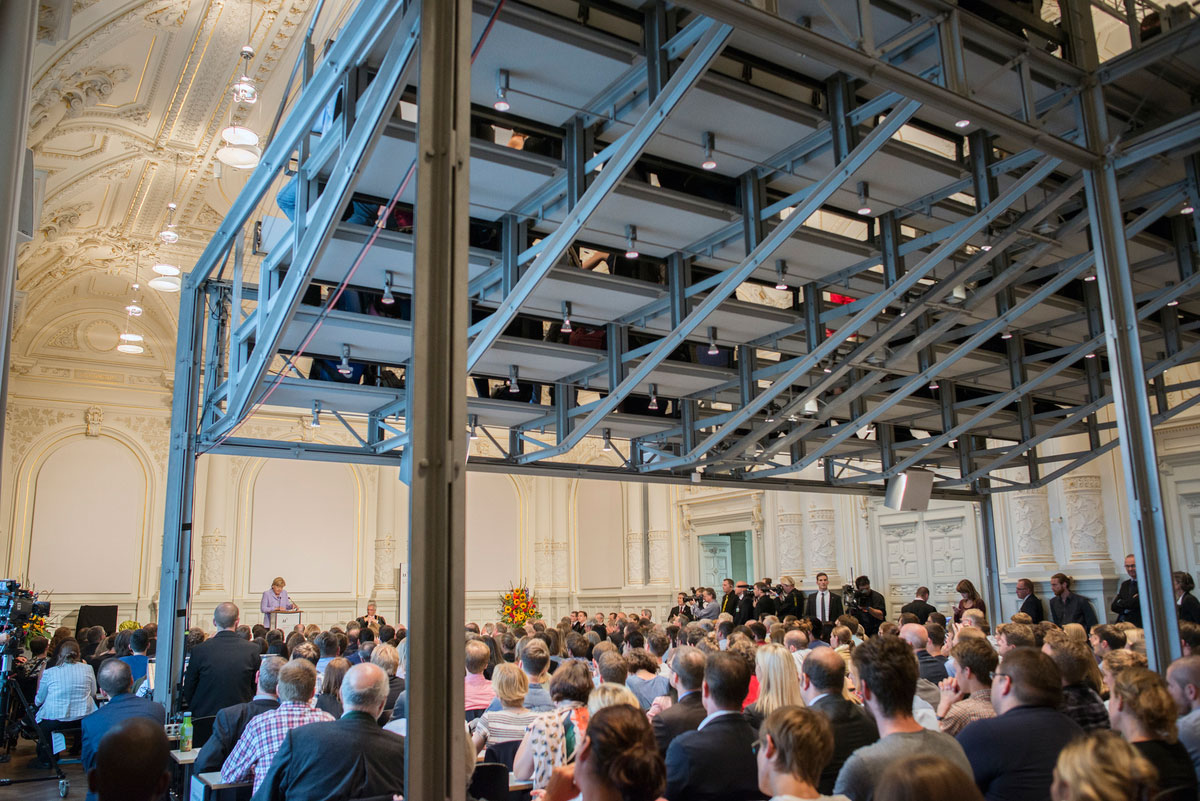 Die bis auf den letzten Platz besetzte Aula im Hauptgebäude der Universität Bern